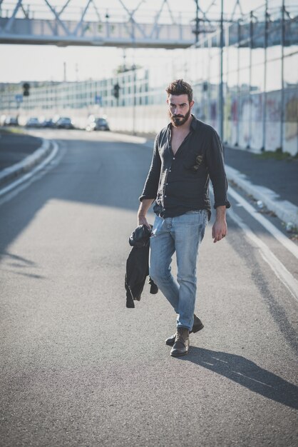 homem jovem bonito atraente modelo de barba