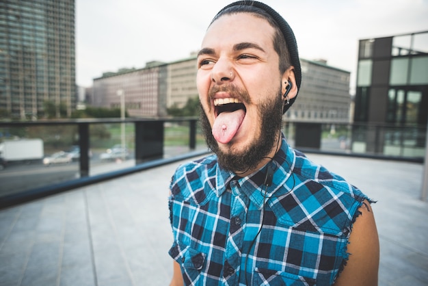 Foto homem jovem bonito barbudo hipster