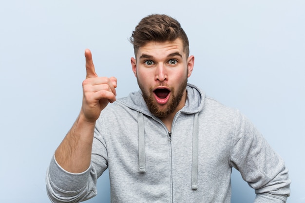 Homem jovem bonito fitness ter uma idéia, inspiração.