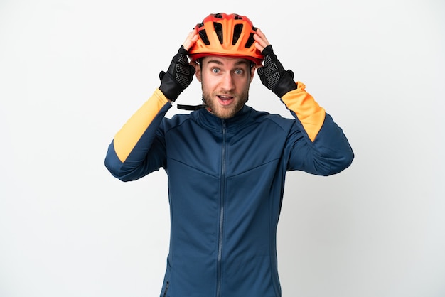 Foto homem jovem ciclista isolado no fundo branco com expressão surpresa