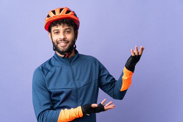 Foto homem jovem ciclista marroquino isolado