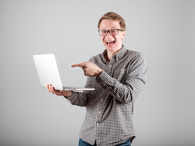 Homem jovem, com, laptop