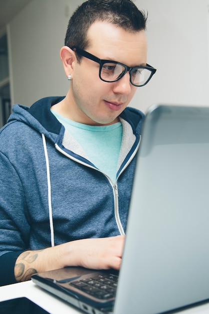 Foto homem jovem, com, laptop