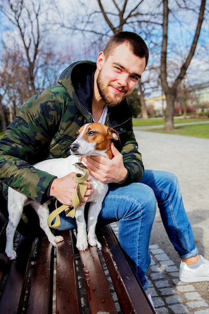 Homem jovem, com, seu, cão, russell jaque terrier,