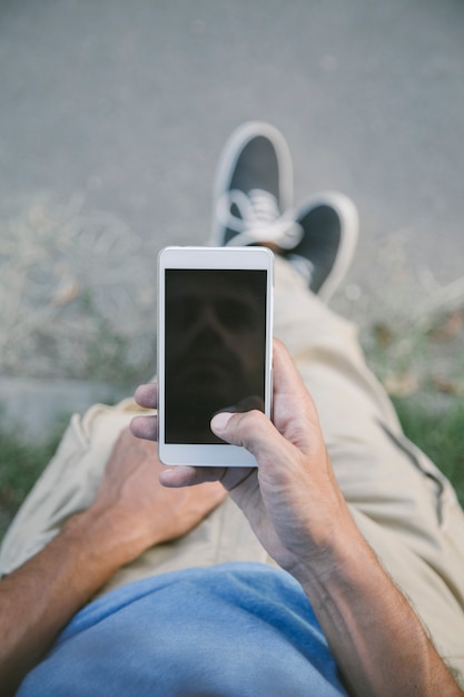 Foto homem jovem, com, telefone móvel, ao ar livre