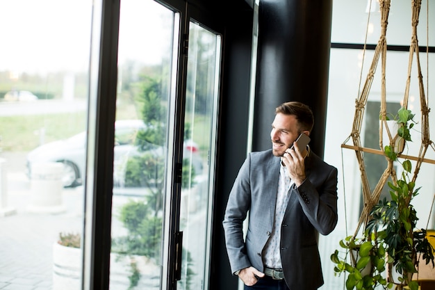 Homem jovem, com, telefone móvel