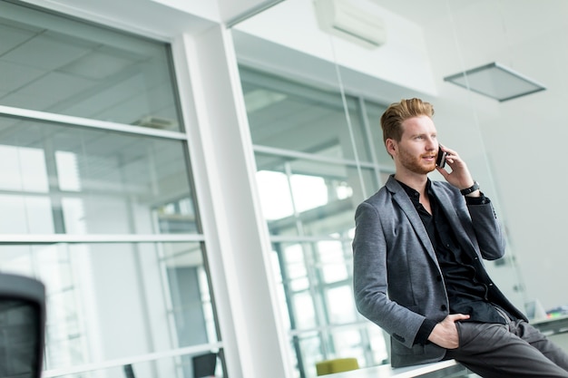 Homem jovem, com, telefone móvel