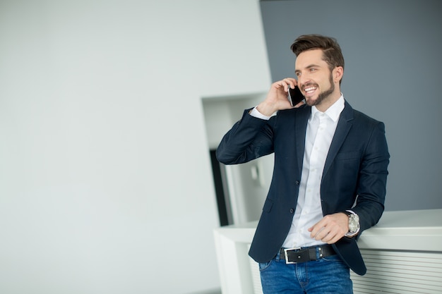 Homem jovem, com, telefone móvel