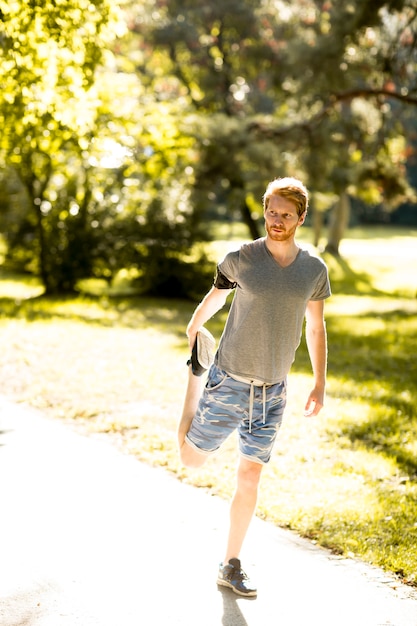 Homem jovem, descansar, ao ar livre