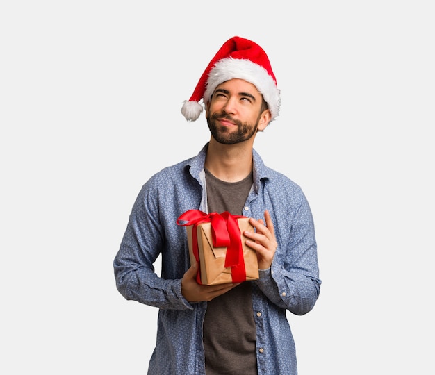 Homem jovem, desgastar, chapéu santa, inventando um plano