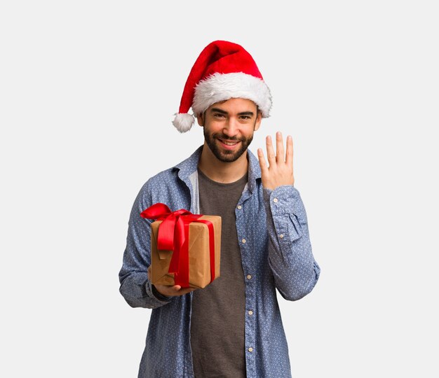 Homem jovem, desgastar, chapéu santa, mostrando, numere quatro