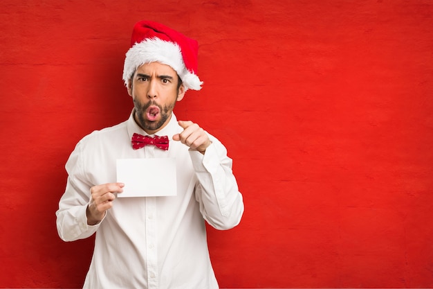 Homem jovem, desgastar, um, papai noel, chapéu, ligado, dia natal