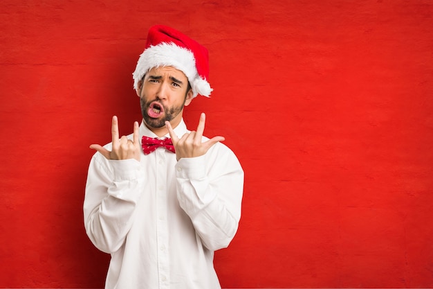 Homem jovem, desgastar, um, papai noel, chapéu, ligado, dia natal