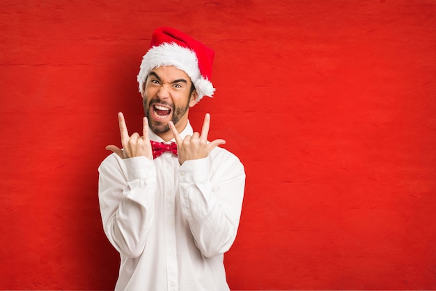 Homem jovem, desgastar, um, papai noel, chapéu, ligado, dia natal