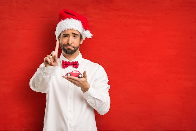 Homem jovem, desgastar, um, papai noel, chapéu, ligado, dia natal