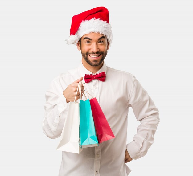 Homem jovem, desgastar, um, papai noel, chapéu, ligado, dia natal