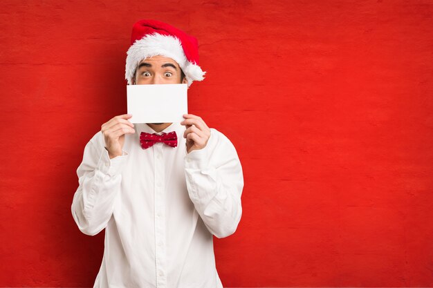 Homem jovem, desgastar, um, papai noel, chapéu, ligado, dia natal