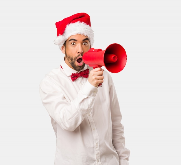 Homem jovem, desgastar, um, papai noel, chapéu, ligado, dia natal