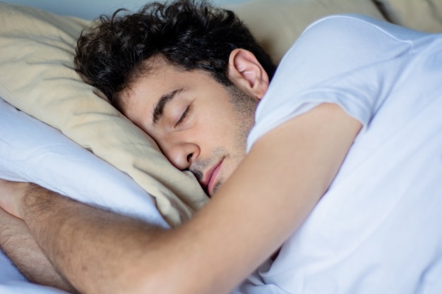 Homem jovem, dormir cama