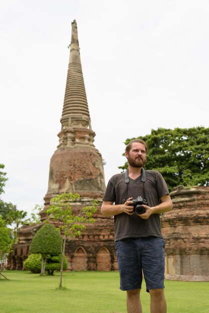 Foto homem jovem e barbudo turista passando férias em ayutthaya, tailândia