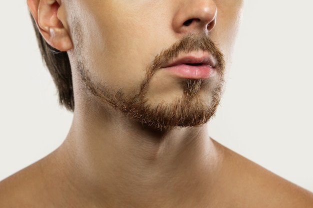 Homem jovem e bonito com uma barba estilo latino