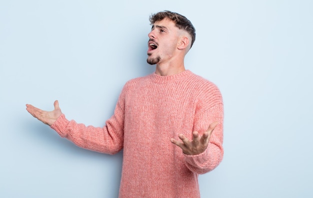 Homem jovem e bonito realizando ópera ou cantando em um concerto ou show, sentindo-se romântico, artístico e apaixonado