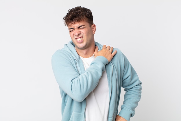 Homem jovem e bonito sentindo-se cansado, estressado, ansioso, frustrado e deprimido, sofrendo de dores nas costas ou no pescoço