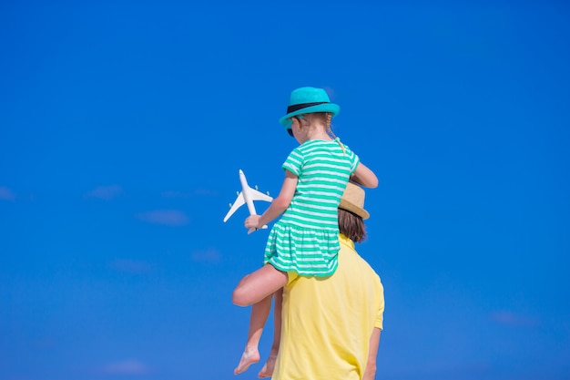 Homem jovem, e, menininha, com, miniatura, de, avião, em, praia