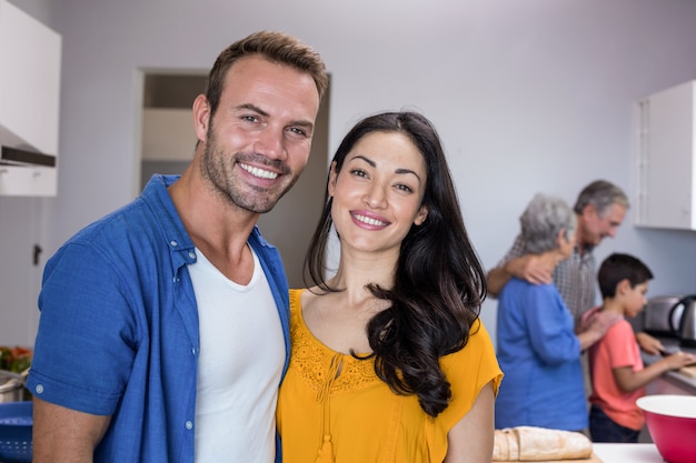 Homem jovem, e, mulher jovem, ficar cozinha