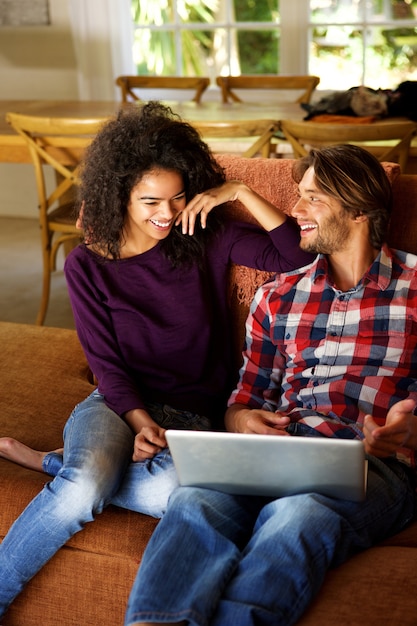 Homem jovem, e, mulher senta-se casa, com, laptop