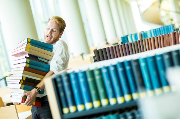 Homem jovem, em, a, biblioteca