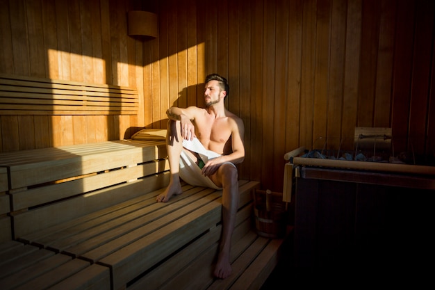 Homem jovem, em, a, sauna