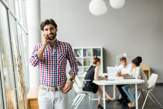 Homem jovem, em, escritório