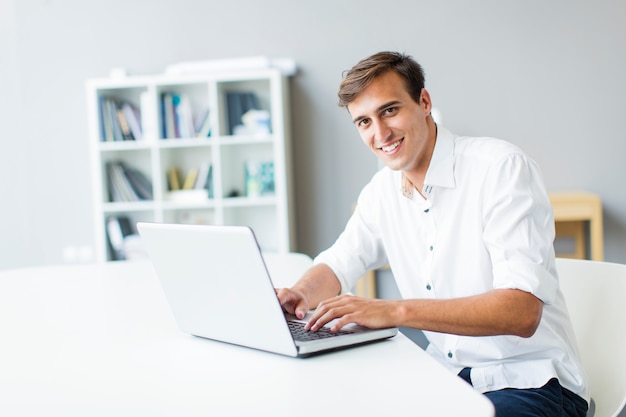 Homem jovem, em, escritório