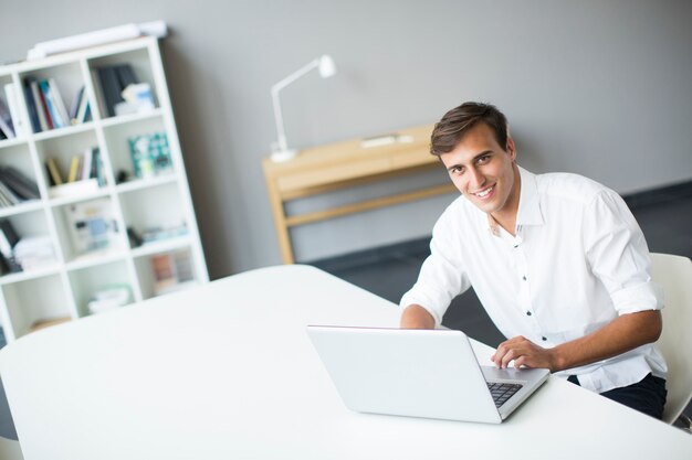 Homem jovem, em, escritório