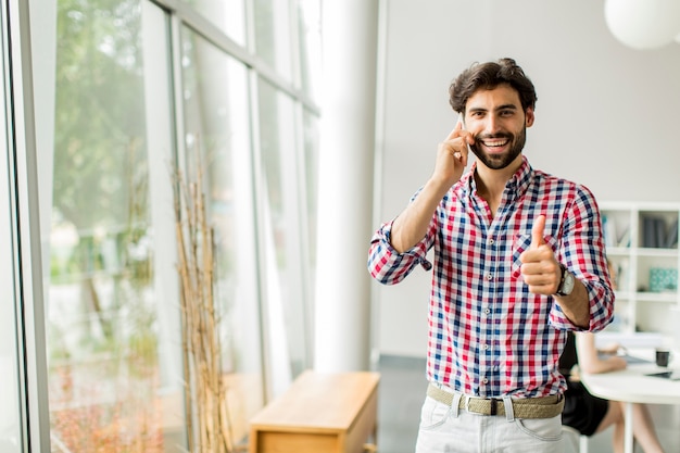 Homem jovem, em, escritório