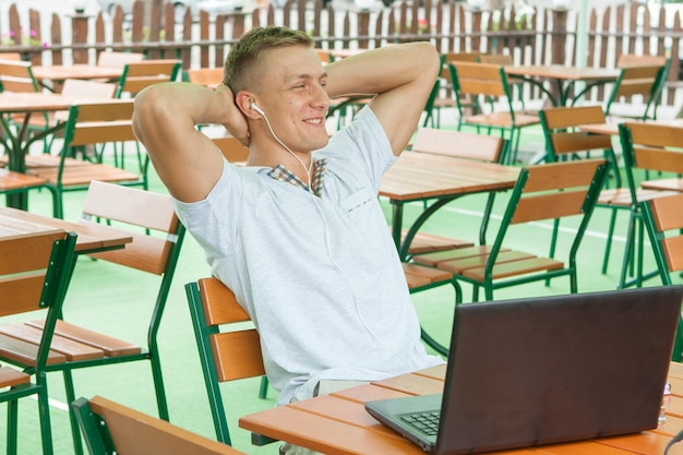 Homem jovem, em, fones