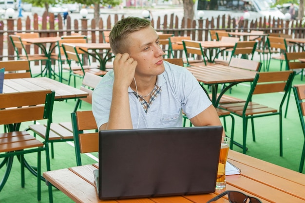 Homem jovem, em, fones