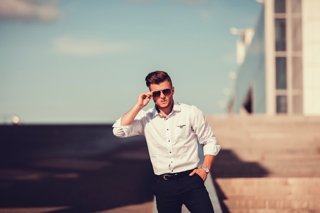 Homem jovem, em, óculos de sol