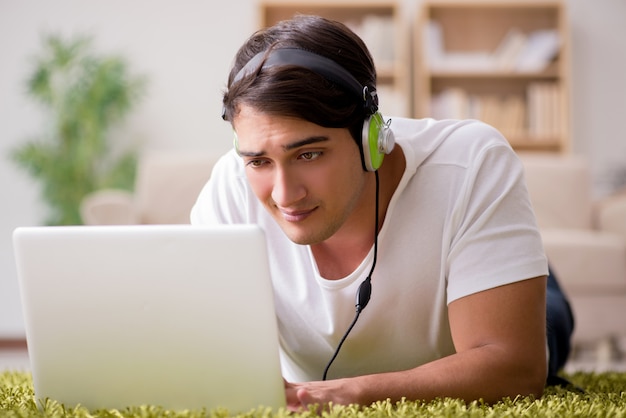 Foto homem jovem, escutar música, de, laptop