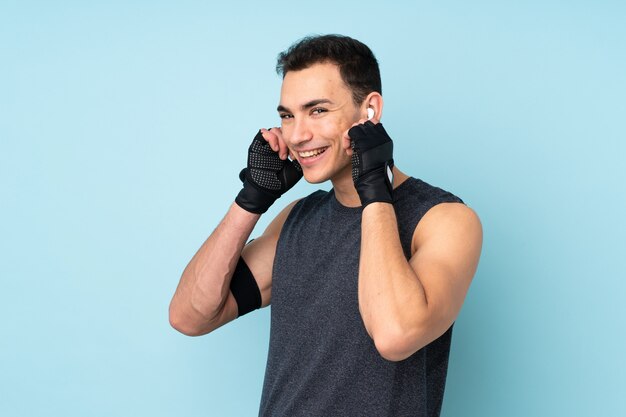 Homem jovem esporte na música azul