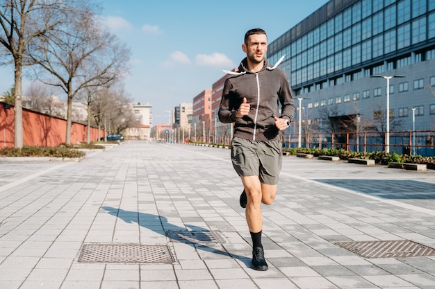 Homem jovem, executando, treinamento ao ar livre, cidade