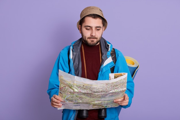 Homem jovem explorador barbudo duvidando e confuso