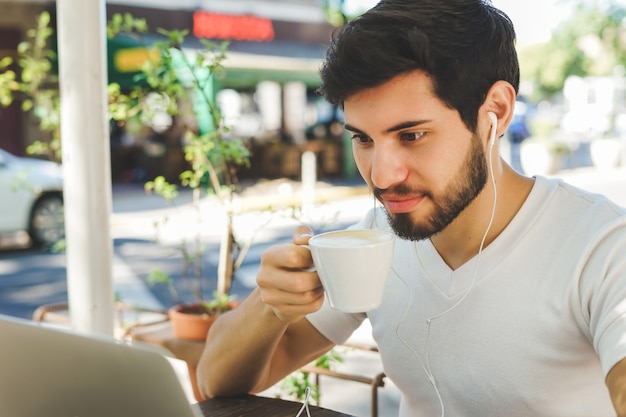 Homem jovem, fazendo exame um, café, partir