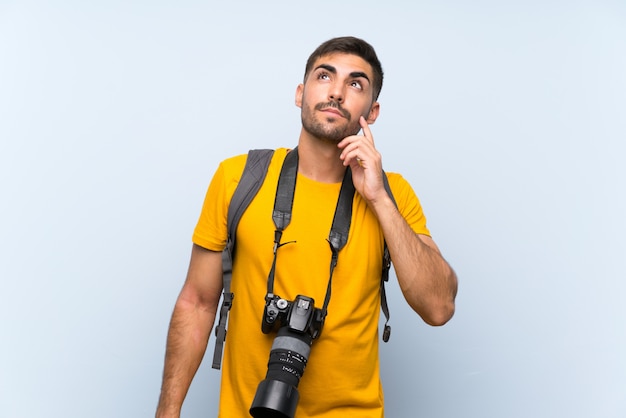 Homem jovem fotógrafo pensando uma idéia