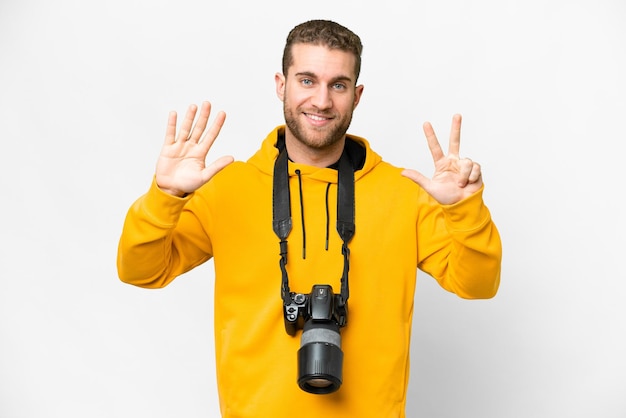 Foto homem jovem fotógrafo sobre fundo branco isolado, contando oito com os dedos