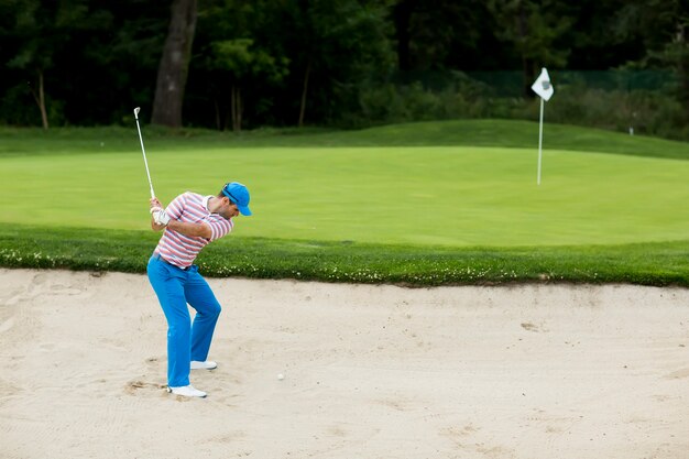 Homem jovem, golfe jogando