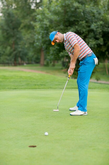 Homem jovem, golfe jogando