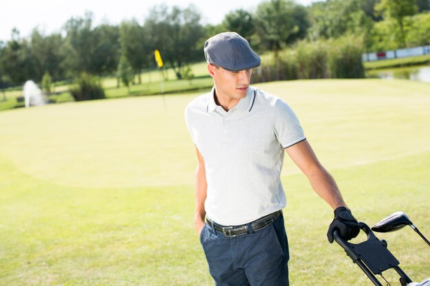 Homem jovem, golfe jogando