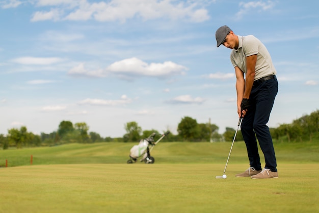 Homem jovem, golfe jogando